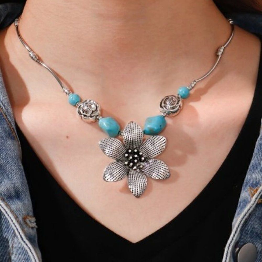 SILVER FLOWER NECKLACE  
